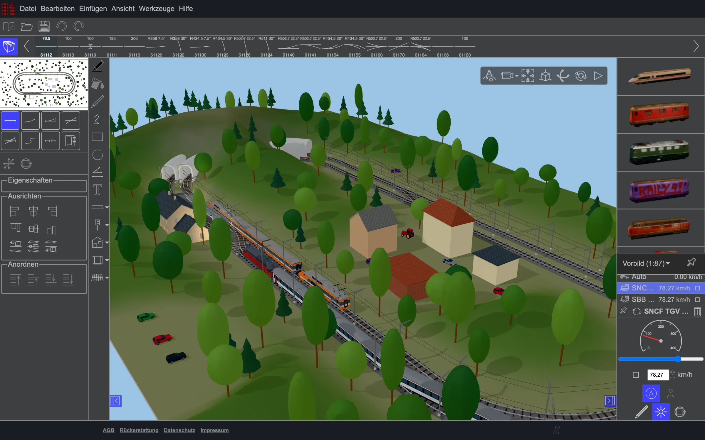 Eine Anlage mit Zügen, Bahnhof und bewaldeten Hügeln im Raily 5 Editor